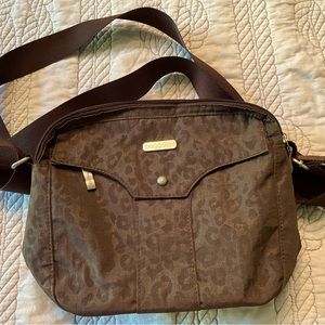 Baggallini small but roomy crossbody
